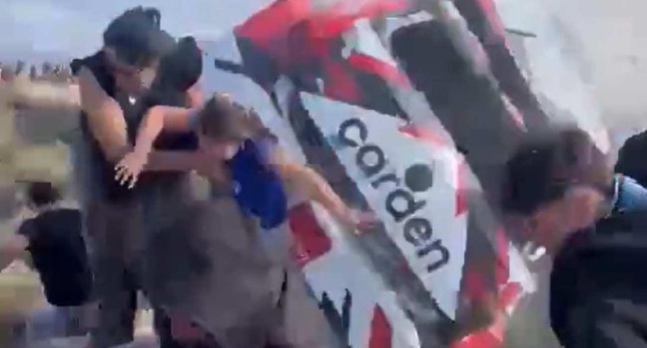 Σοκαριστικές εικόνες: Οδηγός ράλι έχασε τον έλεγχο, το πλήθος ούρλιαζε - Ένας νεκρός (video)