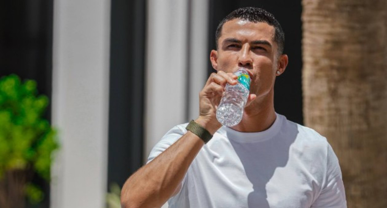 Ο Κριστιάνο Ρονάλντο νερό πίνει απεριόριστα. Γάλα ποτέ!