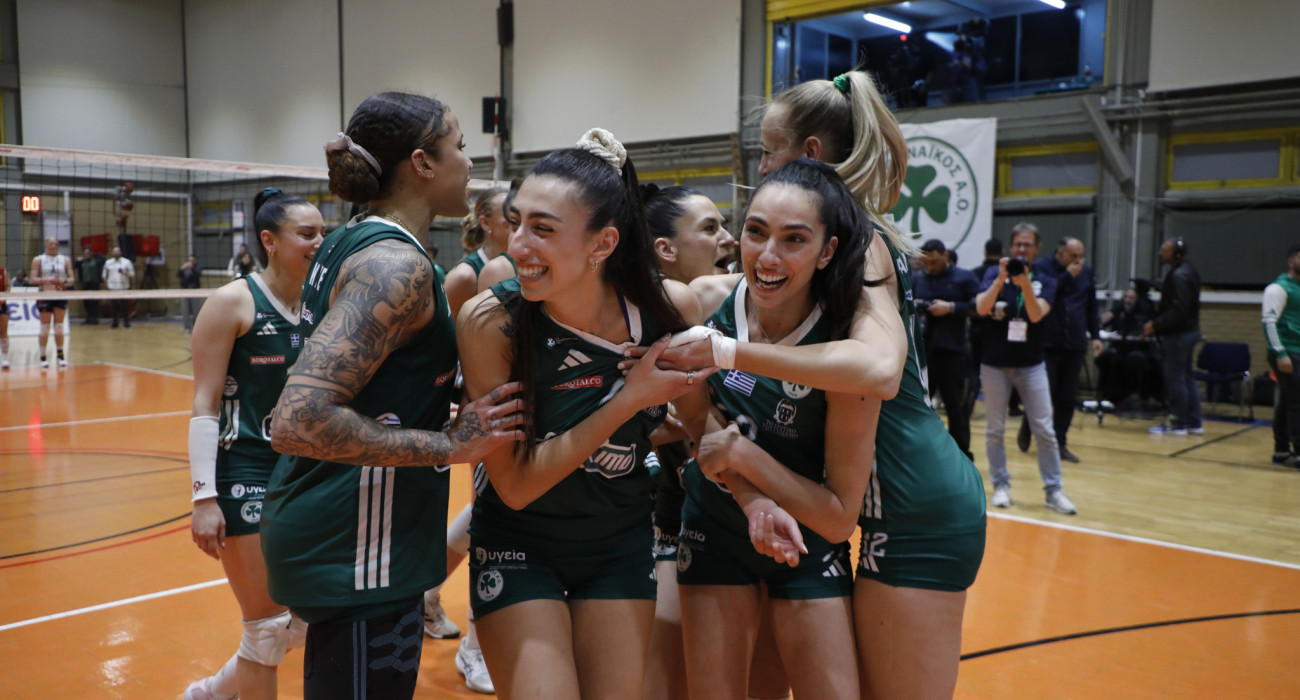 Η αρχηγός της Εθνικής ομάδας και ακραία του Παναθηναϊκού, Όλγα Στράντζαλη πανηγυρίζει με τις συμπαίκτριές της την κατάκτηση της Volley League Γυναικών / Πηγή: Intime