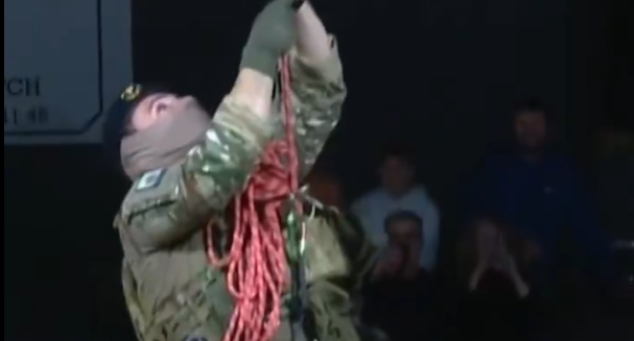 Ο κομάντο έλαβε θέση και είναι έτοιμος για το τζάμπολ