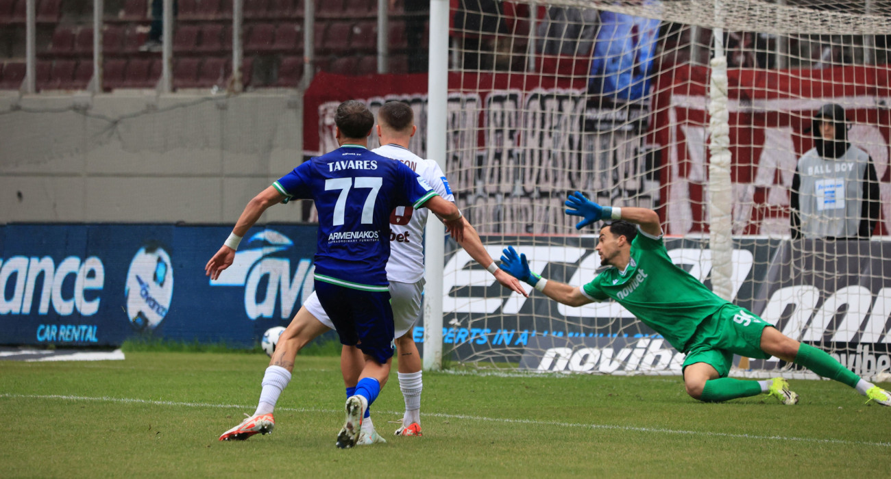 Ο Μιγκέλ Ταβάρες χάνει απίθανη ευκαιρία στο AEL FC Arena / Πηγή: Eurokinis