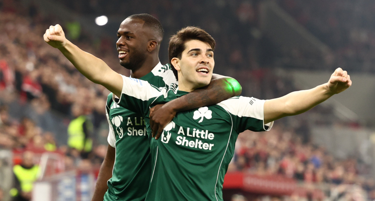 Οι Βισέντε Ταμπόρδα και Ανδρέας Τεττέη πανηγυρίζουν το γκολ που σημείωσε ο Αργεντινός στο προηγούμενο ντέρμπι του Παναθηναϊκού με τον Ολυμπιακό στο Φάληρο - ΠΗΓΗ: ΙΝΤΙΜΕ