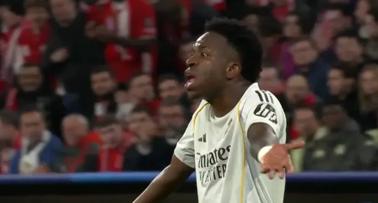 Ο Βινίσιους τη στιγμή που βάζει τις φωνες στο Μπέλιγχαμ / Screenshot