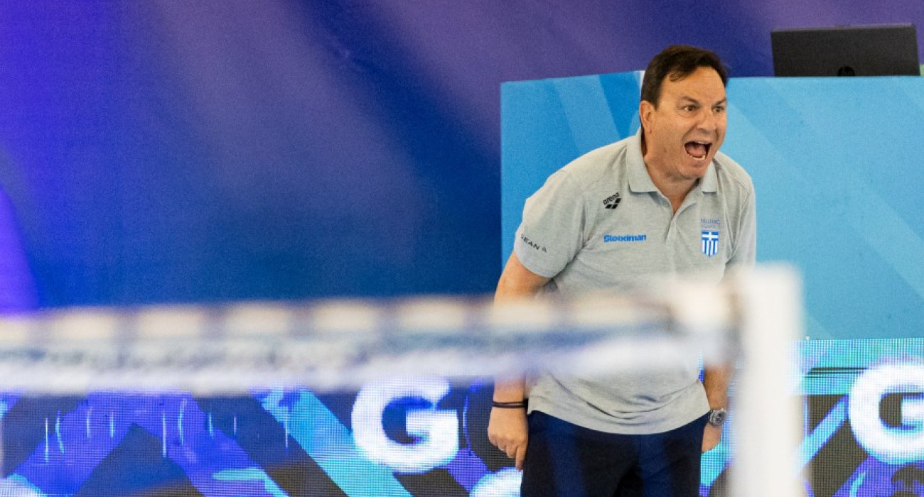 Ο ομοσπονδιακός προπονητής, Θοδωρής Βλάχος στον αγώνα της Ελλάδας με τη Ισπανία / Πηγή: ΚΟΕ