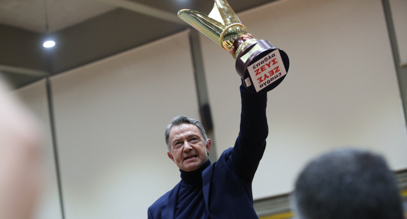 Ο πρόεδρος του Ερασιτέχνη Παναθηναϊκού, Δημήτρης Βρανόπουλος με το τρόπαιο της Volley League Γυναικών / Πηγή: Intime