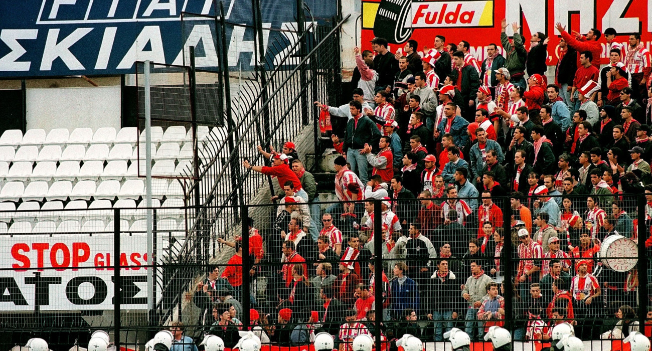 Οπαδοί του Ολυμπιακού στην Τούμπα το 1998 / Πηγή: Eurokinissi