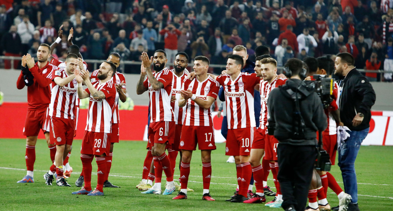 Βαλμπουενά, Εμβιλά, Μπακαμπού, Βρουσάι και Χάμες Ροντρίγκες πανηγυρίζουν στο Ολυμπιακός-ΠΑΟΚ τον Απρίλιο του 2023 / Πηγή: Intime