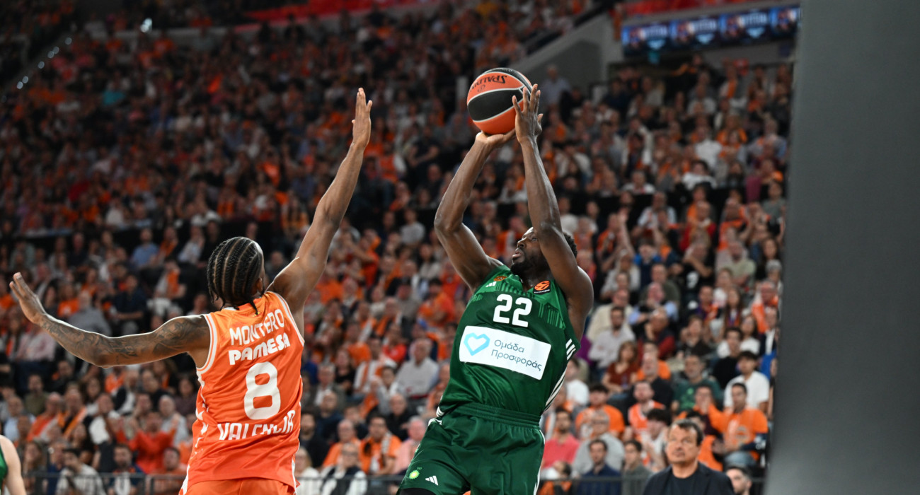 Fade-away σουτ του Τζέριαν Γκραντ μπροστά στον Μοντέρο ηγή: Vaggelis Stolis