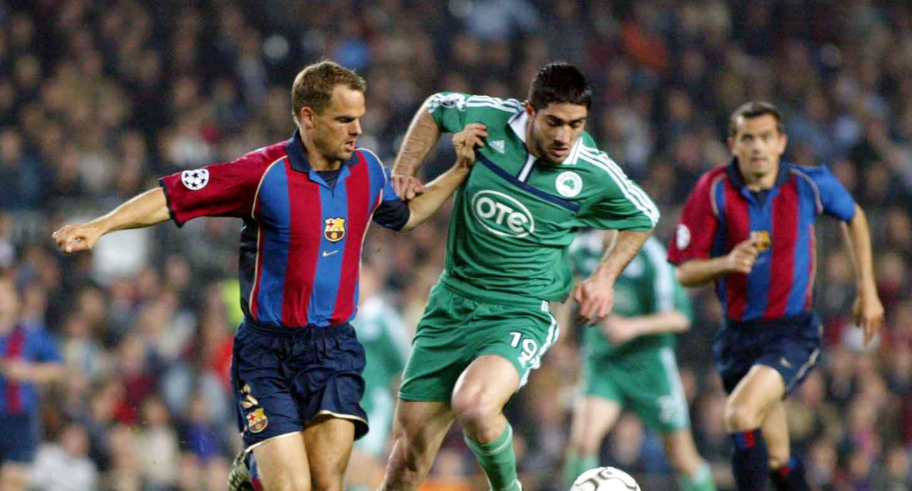 Ο Μιχάλης Κωνσταντίνου απέναντι στον Ντε Μπουρ στο Μπαρτσελόνα-Παναθηναϊκός του 2002 / Πηγή: Eurokinissi