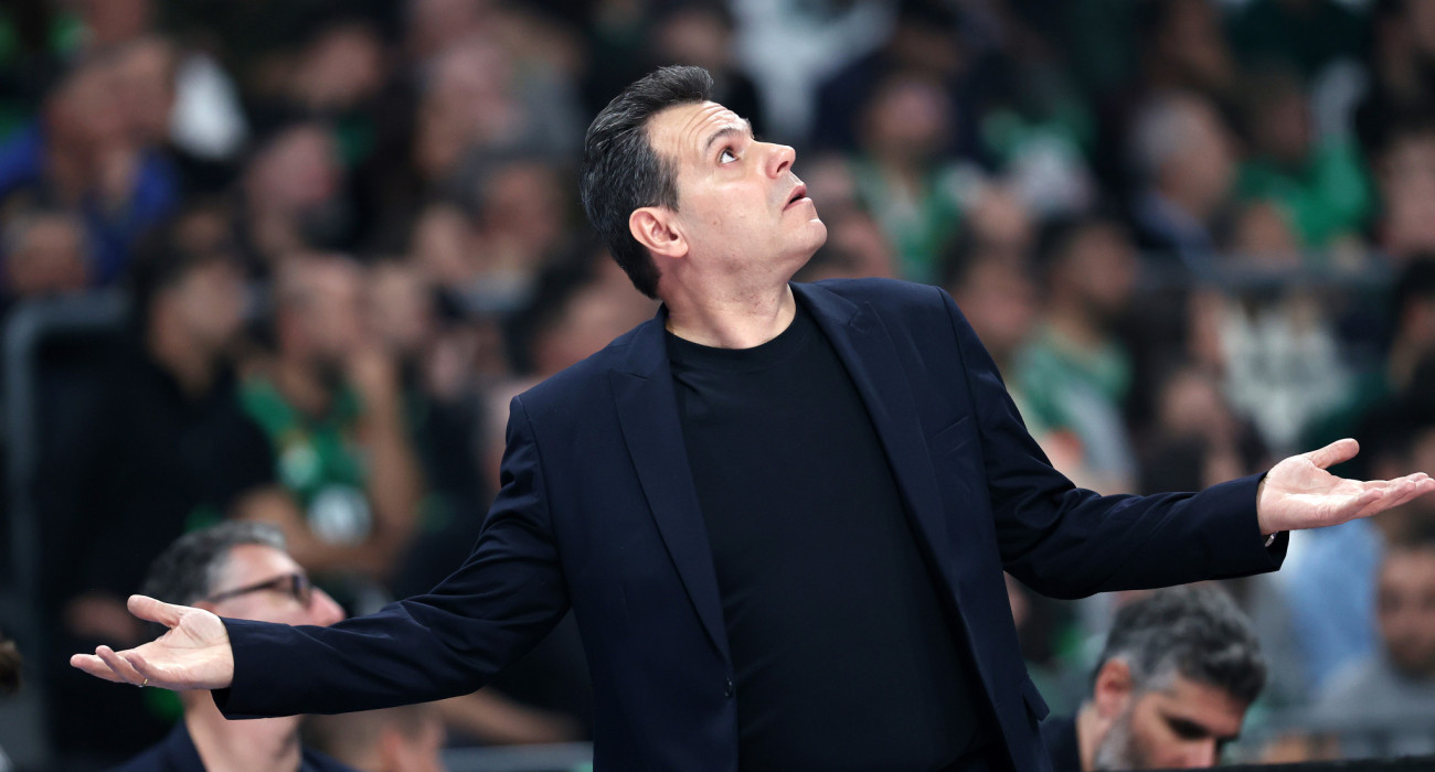 Η απορία «ζωγραφισμένη» στο πρόσωπο του Δημήτρη Ιτούδη, προπονητή της Χάποελ Τελ Αβίβ / ΙΝΤΙΜΕ