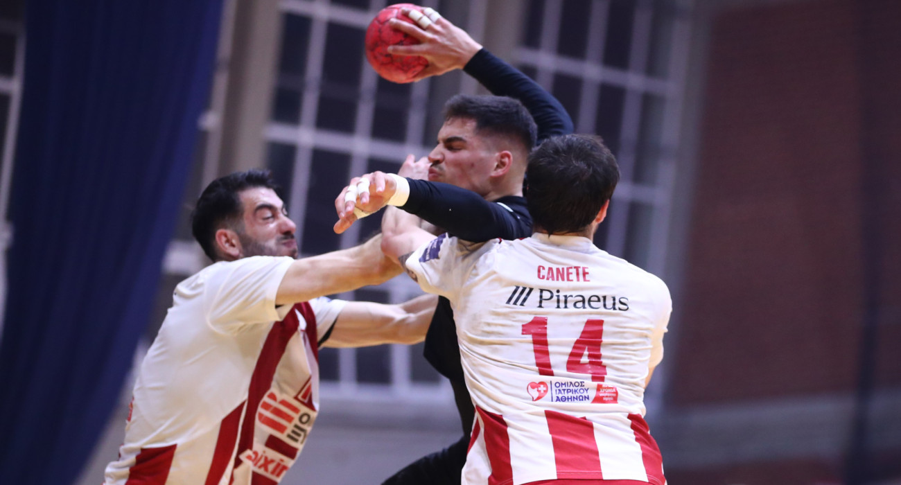 Στιγμιότυπο από το ΑΕΚ-Ολυμπιακός για τη Handball Premier / Πηγή: Intime