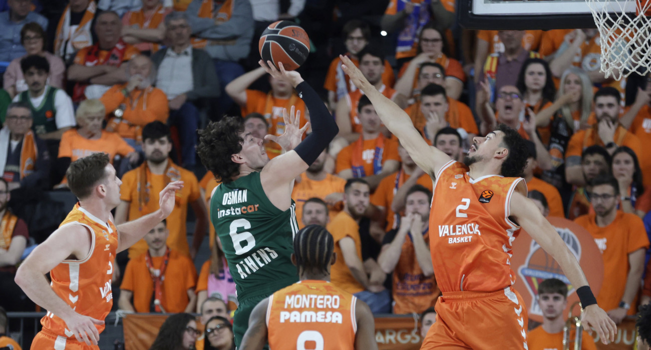 Ο Τζέντι Οσμάν τα βάζει με τρεις απ' τους παίκτες της Βαλένθια στην Roig Arena / INTIME