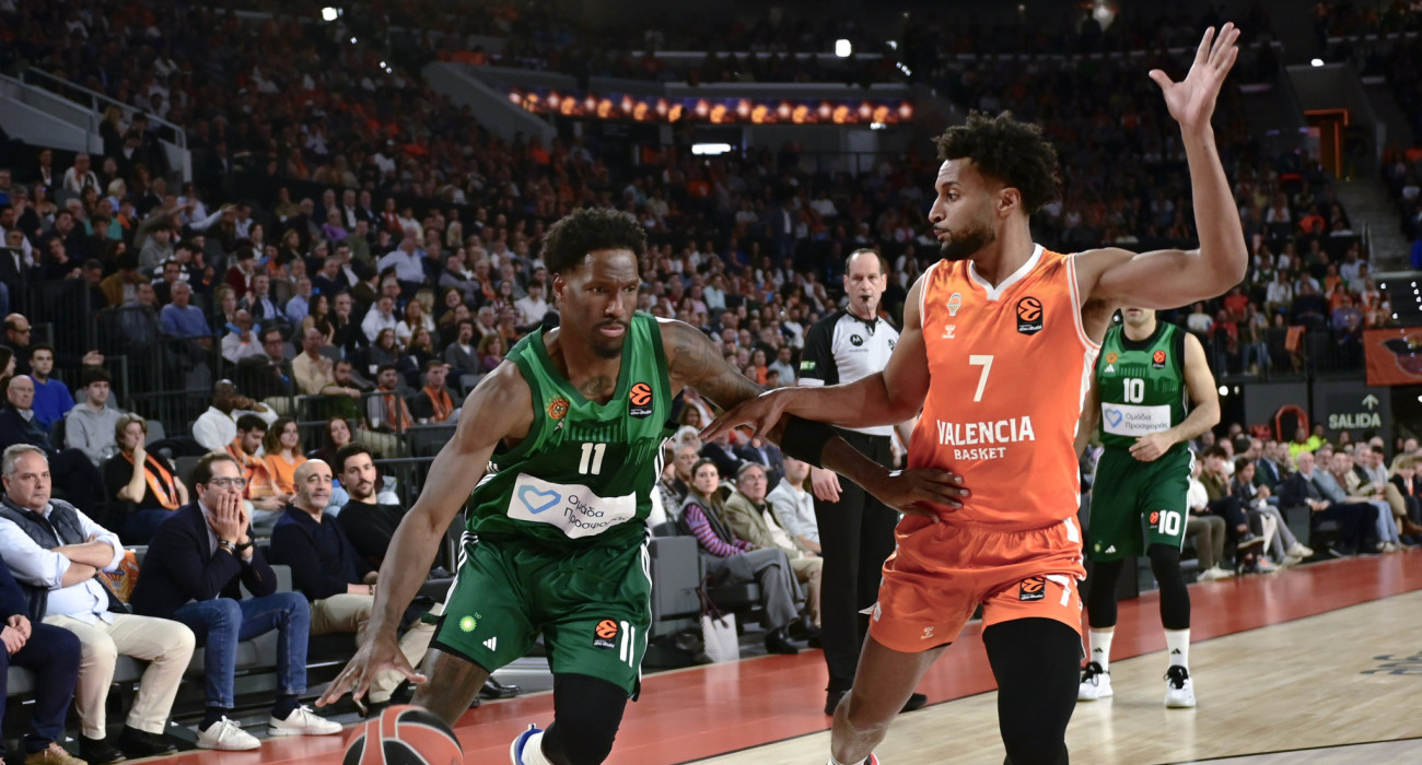 Ο Μπράξτον Κι προσπαθεί να βγάλει άμυνα πάνω στον Νάιτζελ Χέιζ - Ντέιβις/Πηγή: Intime