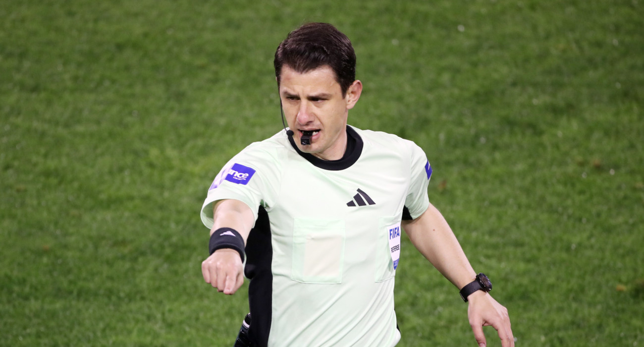 Ο Τούρκος ελίτ διαιτητής Χαλίλ Ομούτ Μέλερ στην αναμέτρηση του Παναθηναϊκού με τον Ολυμπιακό / Πηγή: InTime