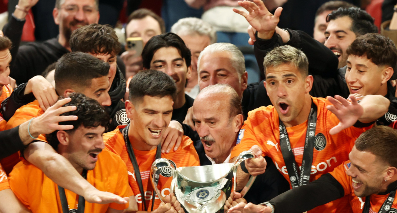 Πανευτυχής ο Νίκος Τζώρτζογλου με την κατάκτηση του Κυπέλλου Ελλάδας από τον ΟΦΗ / Πηγή: Intime