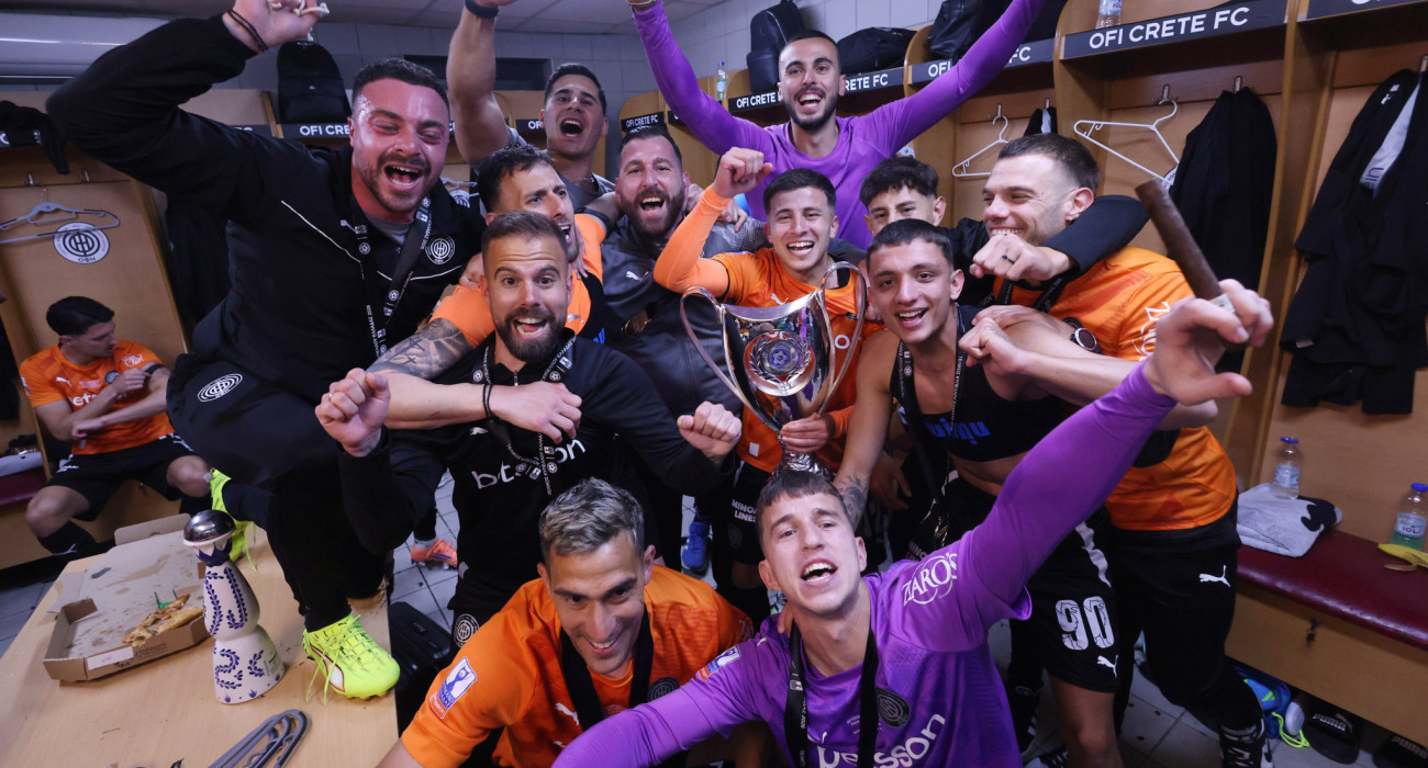 Οι παίκτες του ΟΦΗ στα αποδυτήρια πανηγυρίζουν μαζί με το Κύπελλο Ελλάδας/ Intime