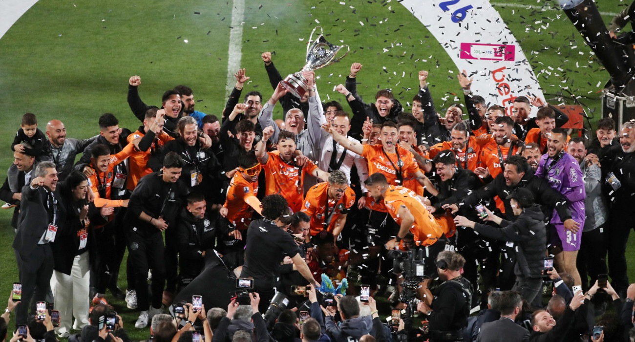 Οι ποδοσφαιριστές του ΟΦΗ σηκώνουν το Κύπελλο Ελλάδας Betsson / Πηγή: Eurokinissi