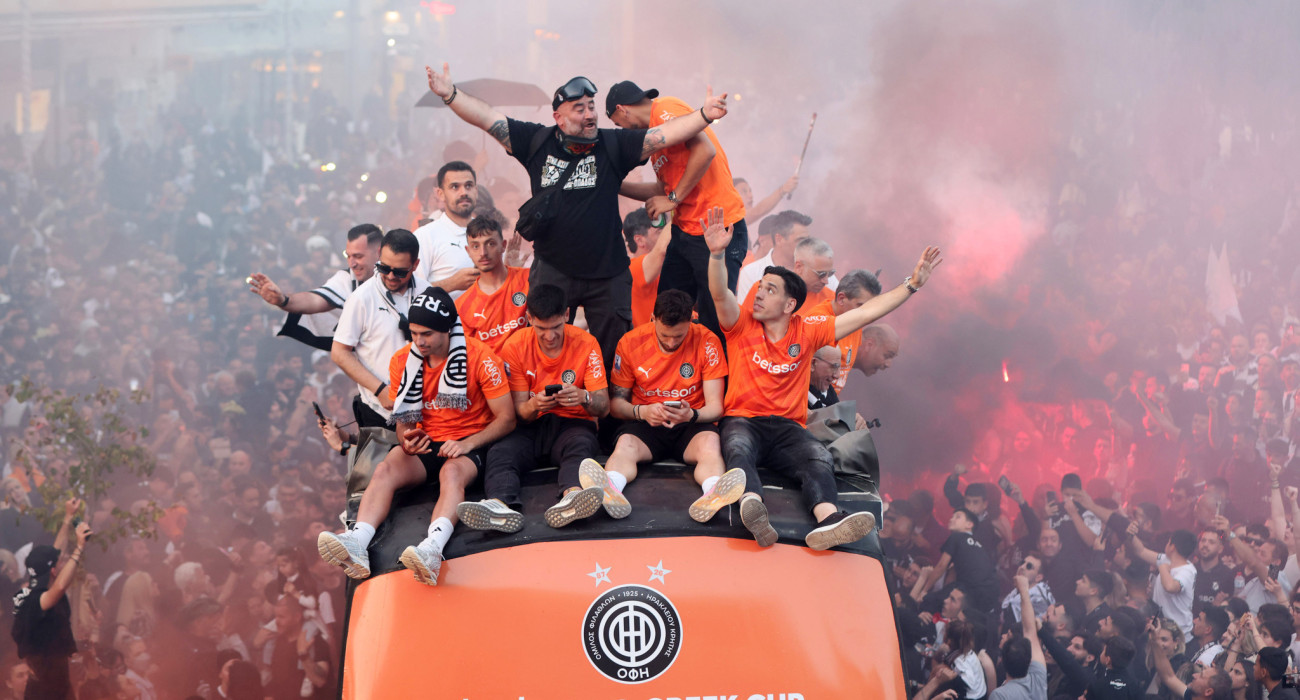 Ο κόσμος του ΟΦΗ βγήκε στους δρόμους για να αποθεώσει τους Κυπελλούχους Ελλάδας 2026 / Πηγή: Intime