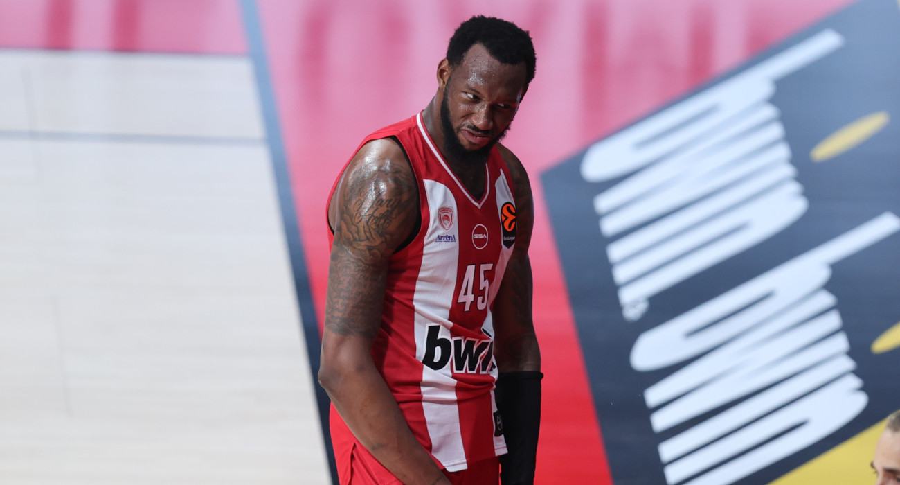 Ο Ντόντα Χολ με τη φανέλα του Ολυμπιακού / Πηγή: InTime