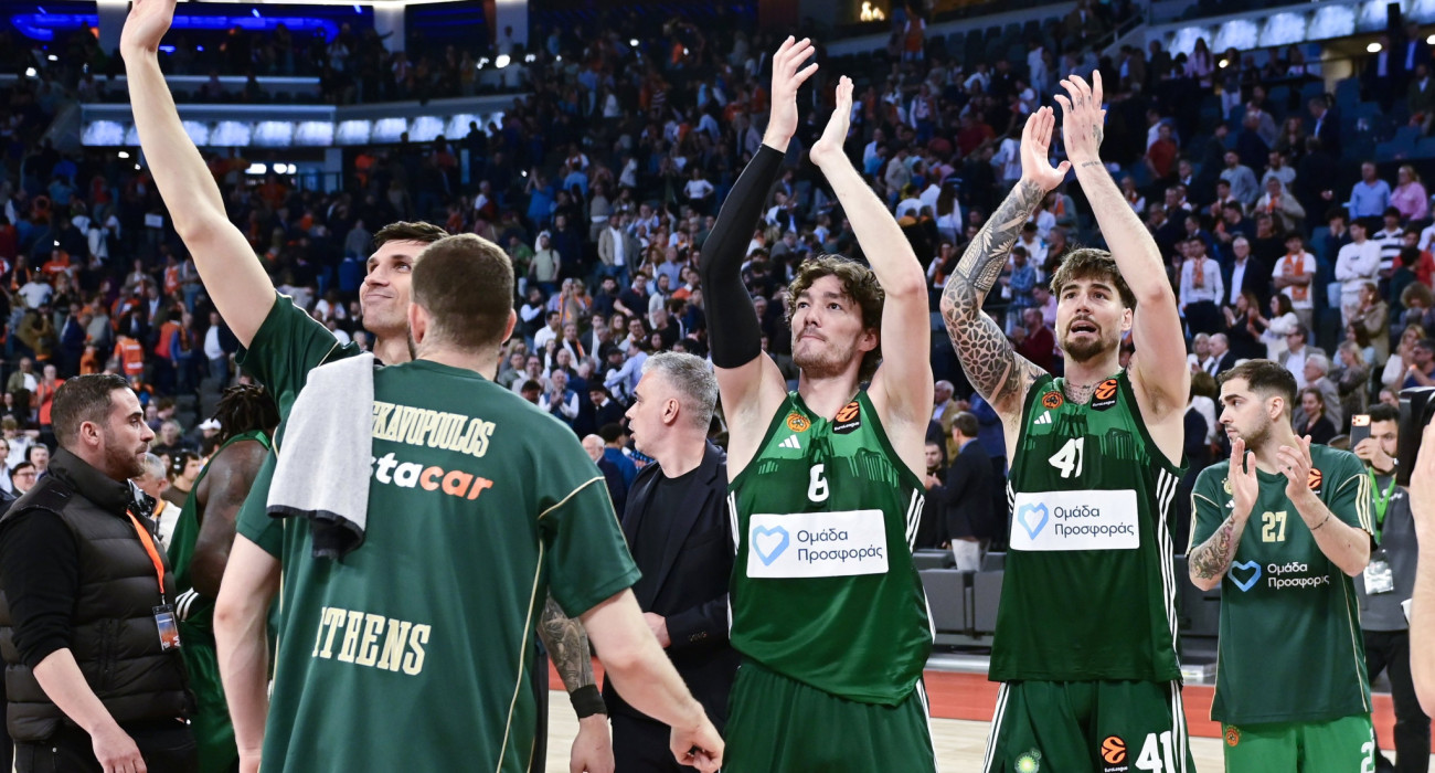Οι παίκτες του Παναθηναϊκού χειροκροτάνε τον κόσμο που βρέθηκε στην Ισπανία για το game 1 των playoff / πηγή: intime