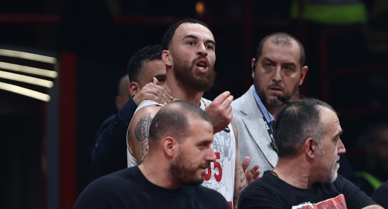 Έξαλλος ο Μάικ Τζέιμς με την αποβολή του στο Ολυμπιακός - Μονακό, Πηγή: Intime