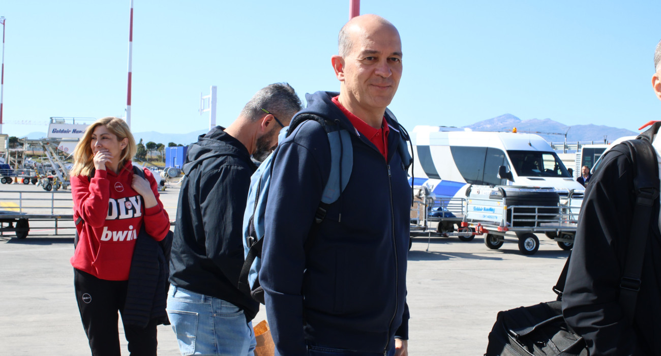 Ο πρόεδρος του Ολυμπιακού στην άφιξη της ομάδας στο Μοντε Κάρλο / πηγή: intime