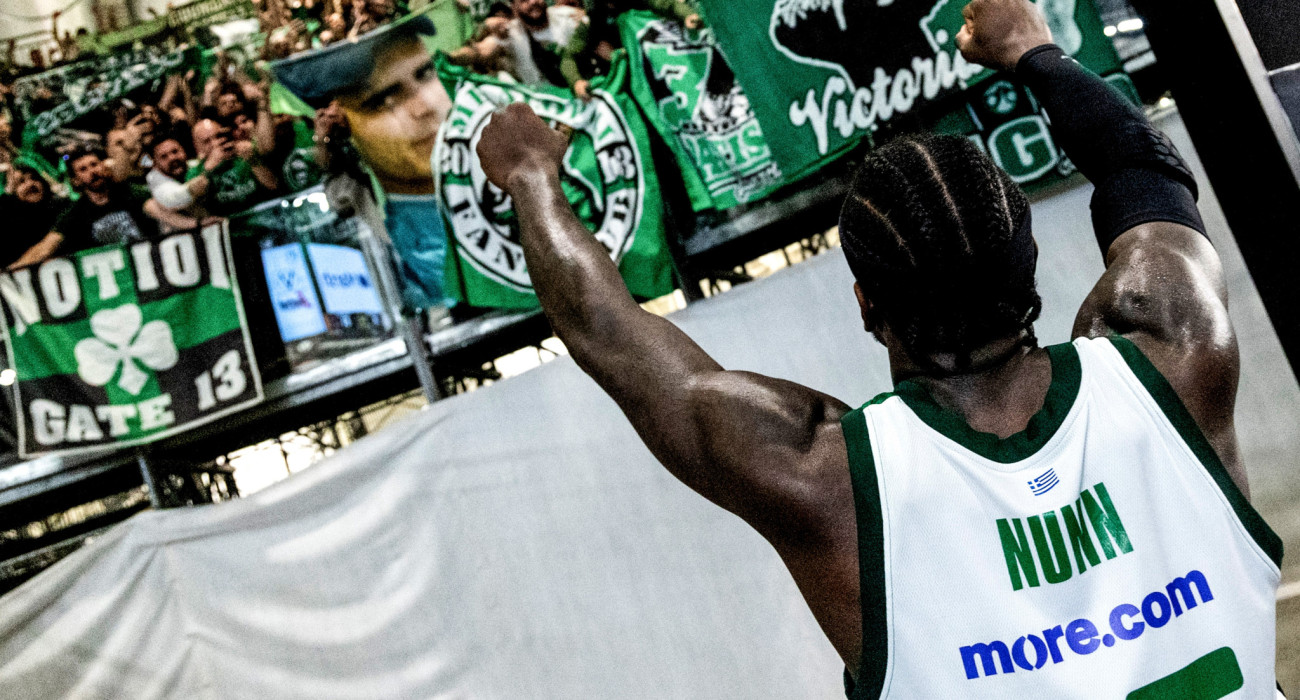 Ο Κέντρικ Ναν χαιρετάει τους φίλους του Παναθηναϊκού / πηγή: eurokinissi