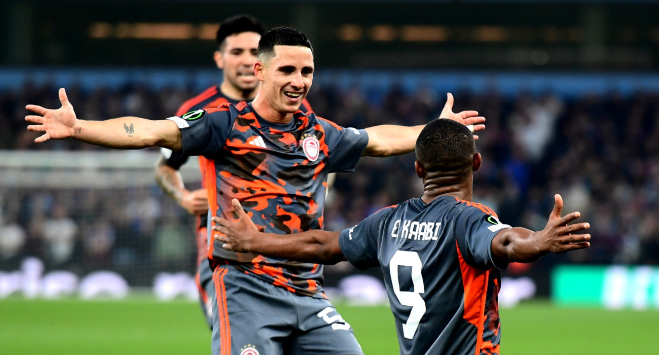 Ο Ντάνιελ Ποντένσε σε έξαλλους πανηγυρισμούς με τον Ελ Κααμπί, στο πρώτο γκολ του Ολυμπιακού στον εκτός έδρας θρίαμβο με την Άστον Βίλα / Πηγή: Eurokinissi