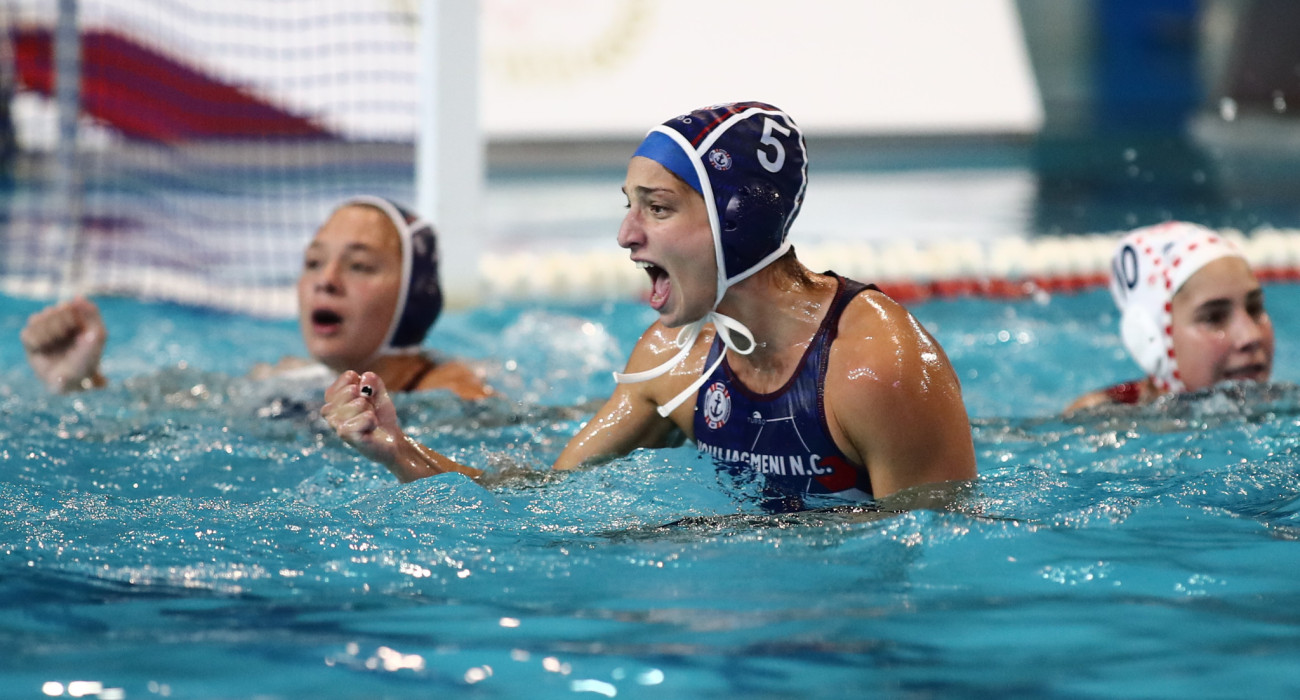 Η Αθηνά Γιαννοπούλου με το σκουφάκι της Βουλιαγμένης / Πηγή: Eurokinissi