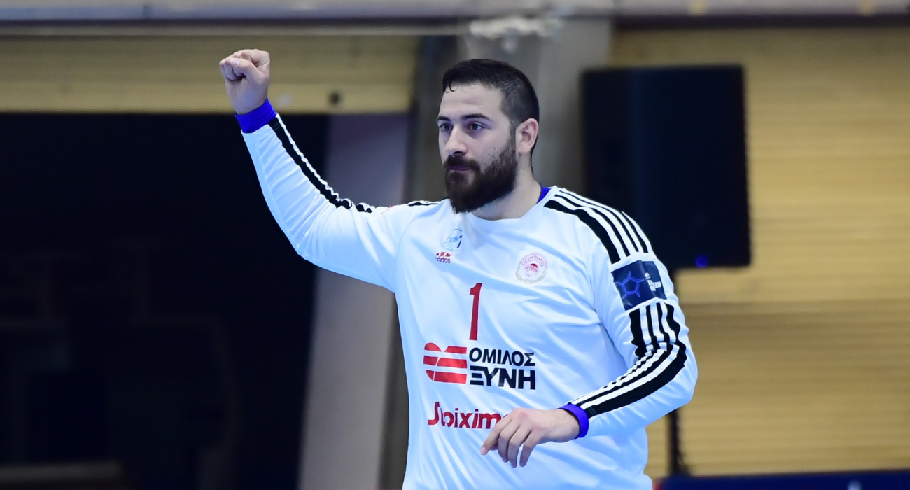 Ο Κώστας Κοτανίδης σε παλαιότερο αγώνα του στην Handball Premier με τη φανέλα του Ολυμπιακού / Πηγή: Eurokinissi