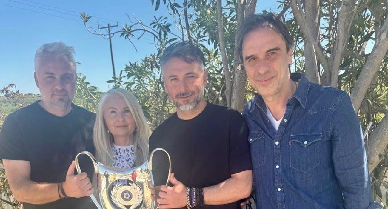 Ο  ΟΦΗ πήγε το τρόπαιο του Κυπέλλου στον τάφο του Ευγένιου Γκέραρντ / FB Manolis Papadakis