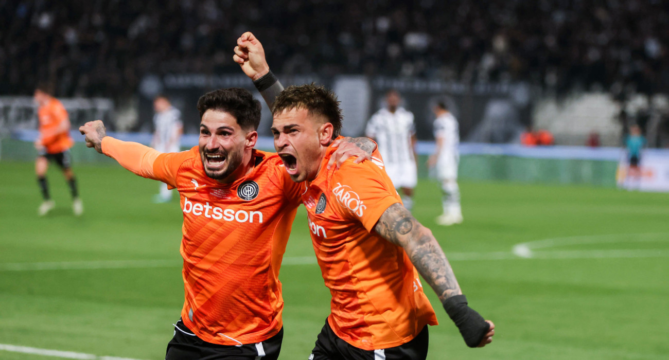 Ο Ταξιάρχης Φούντας και ο Τιάγκος Νους πανηγυρίζουν την κατάκτηση του Κυπέλλου Ελλάδας/ Eurokinissi