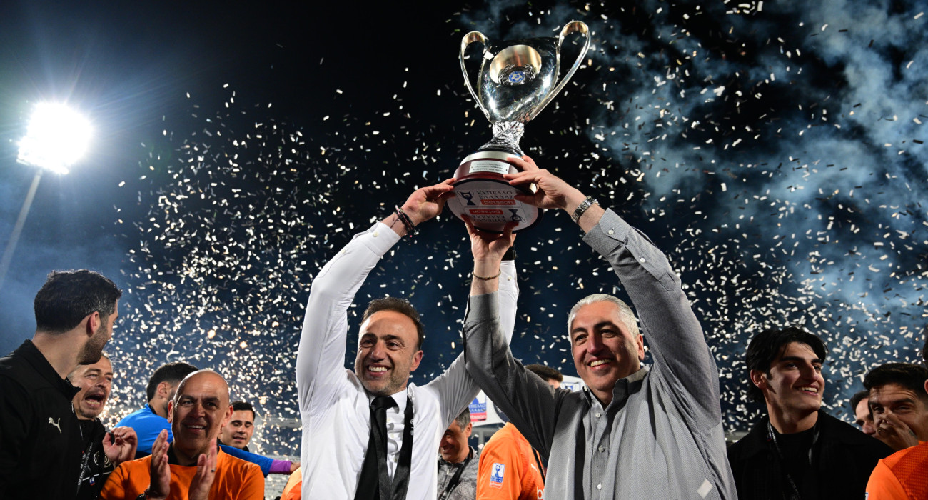 Ο Χρήστος Κόντης σηκώνει με τον Μιχάλη Μπούση το Κύπελλο στον αέρα / Πηγή: Eurokinissi