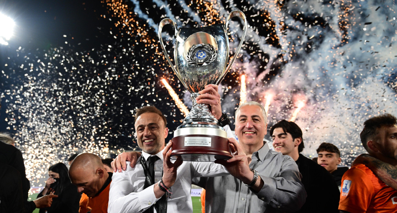 Ο Χρήστος Κόντης και ο Μιχάλης Μπούσης πανηγύρισαν την κατάκτηση του Κυπέλλου Ελλάδας Betsson / Πηγή: Eurokinissi