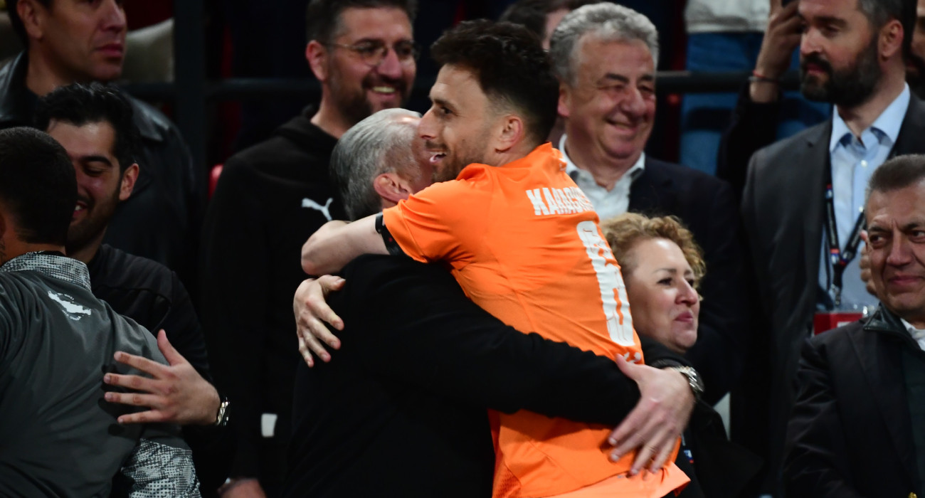 Ο Ζήσης Καραχάλιος πλέη σε πελάγη ευτυχίας μετά την κατάκτηση του Κυπέλλου Ελλάδας Betsson από τον ΟΦΗ / Πηγή: Eurokinissi