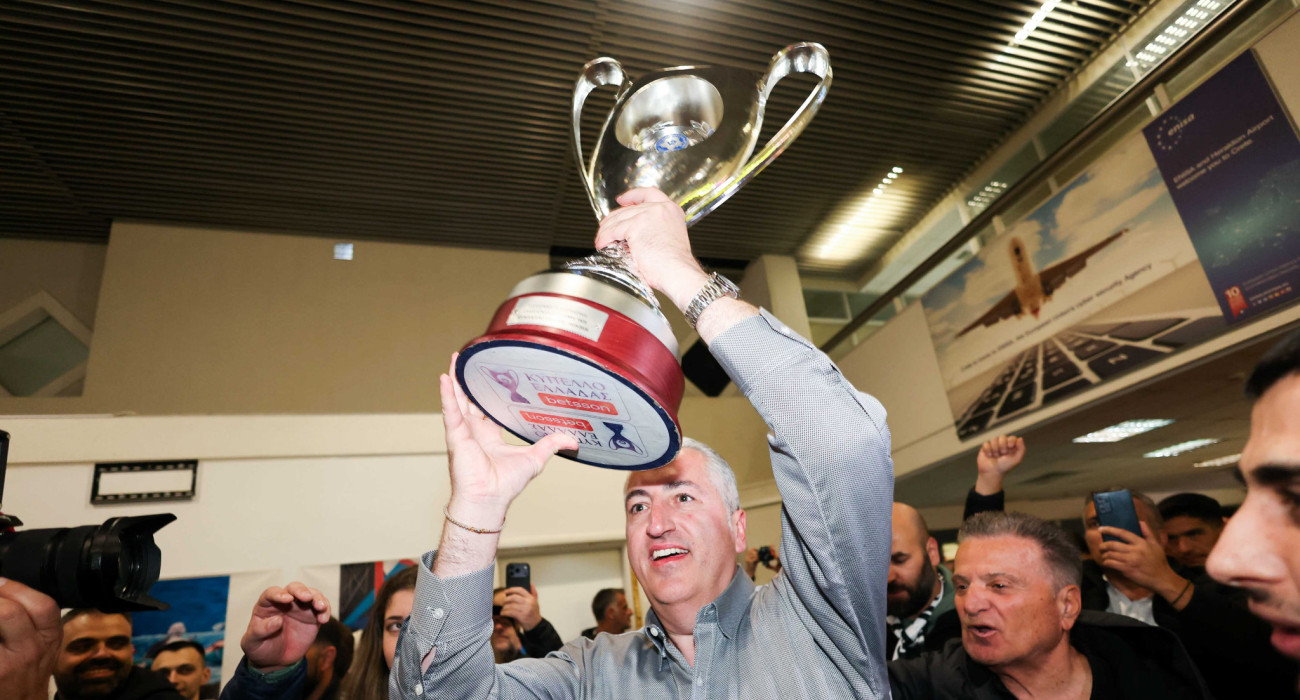 Ο Μιχάλης Μπούσης σηκώνει το Κύπελλο Ελλάδας Betsson / Πηγή: Eurokinissi