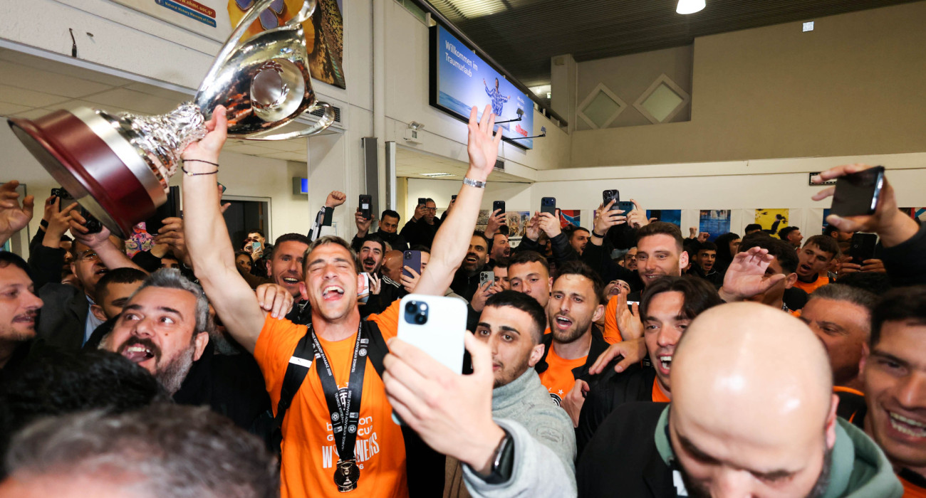 Ο Βασίλης Λαμπρόπουλος αποθεώνεται με το τρόπαιο Κυπέλλου στα χέρια του / Πηγή: Eurokinissi