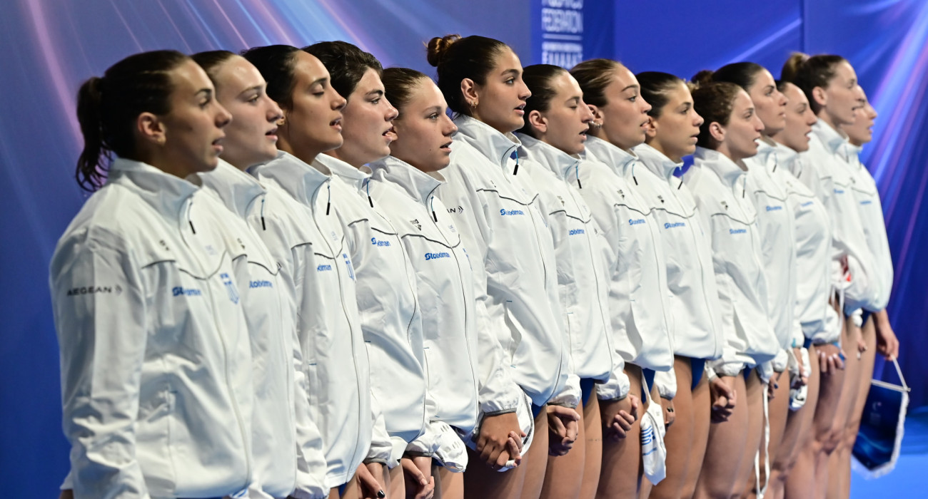 Η Εθνική πόλο γυναικών στην ανάκρουση του Εθνικού ύμνου πριν το φιλικό με την Ολλανδία στο ΟΑΚΑ / Πηγή: Eurokinissi