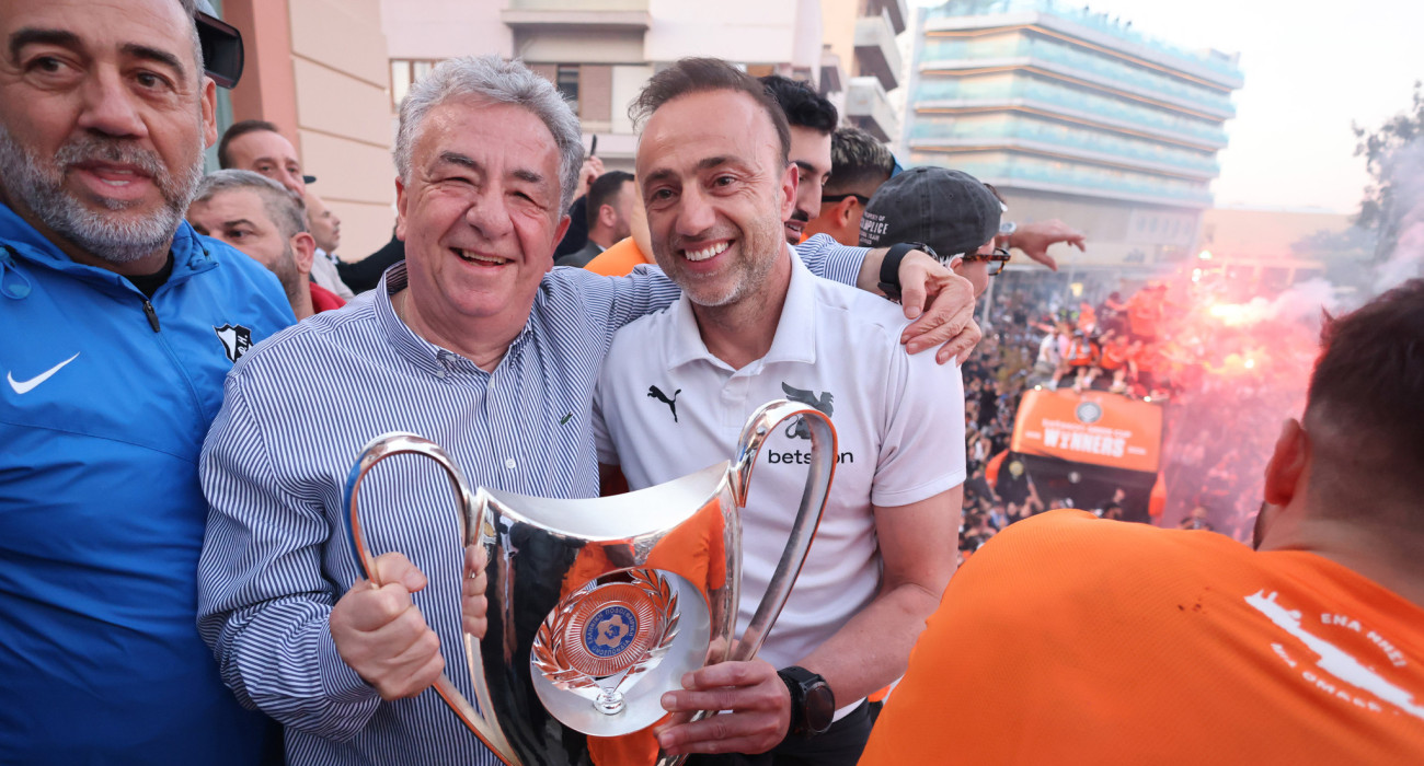 Ο Χρήστος Κόντης πανευτυχής κρατάει το τρόπαιο στην παρέλαση του ΟΦΗ / Πηγή: Eurokinissi