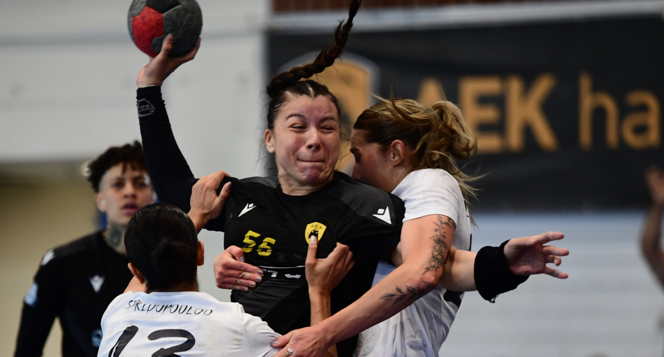 Παίκτρια της ομάδας χάντμπολ της ΑΕΚ σε μαρκάρισμα από δύο παίκτριες της Αναγέννησης Άρτας / Πηγή: Eurokinissi