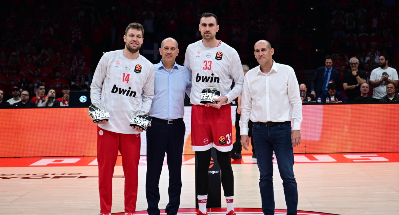 Αποθέωση και βράβευση στο ΣΕΦ για τον MVP Βεζένκοφ και τον Μιλουτίνοφ