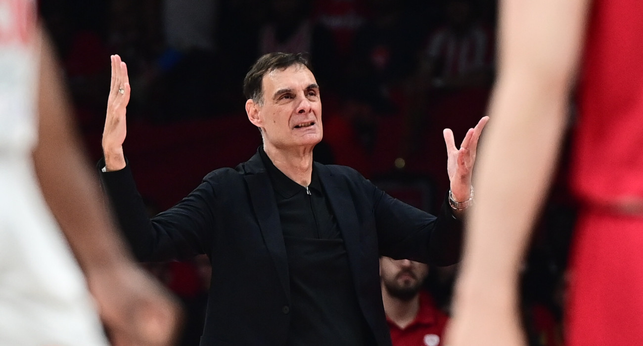 Ο Γιώργος Μπαρτζώκας στον πάγκο του Ολυμπιακού, Πηγή: Eurokinissi