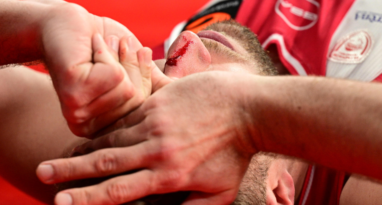 Ο Σάσα Βεζένκοφ ματωμένος και πεσμένος στο παρκέ / Πηγή: Eurokinissi