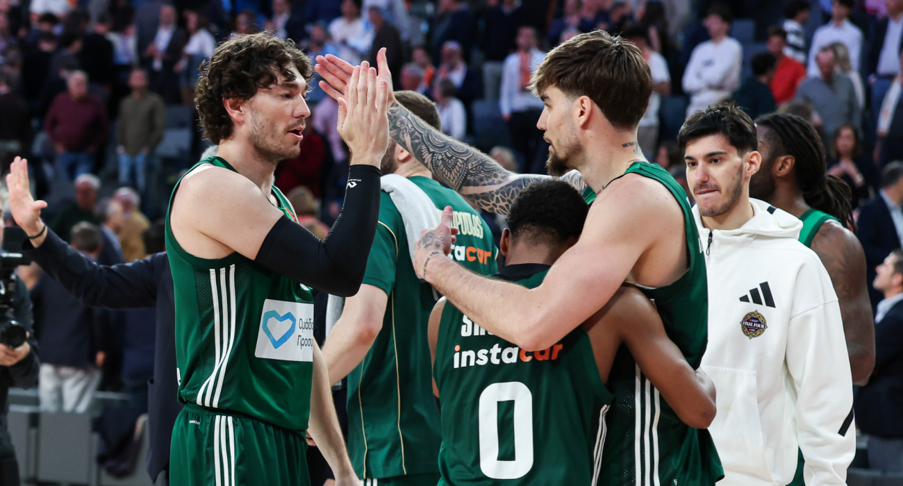 Οσμάν, Χουάντσο και Τι Τζέι Σορτς πανηγυρίζουν μετά τη νίκη απέναντι στην Βαλένθια / πηγή: eurokinissi