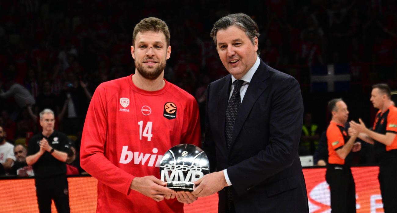 Ο Μποντίρογκα βράβευσε στο ΣΕΦ τον MVP της Euroleague Σάσα Βεζένκοφ