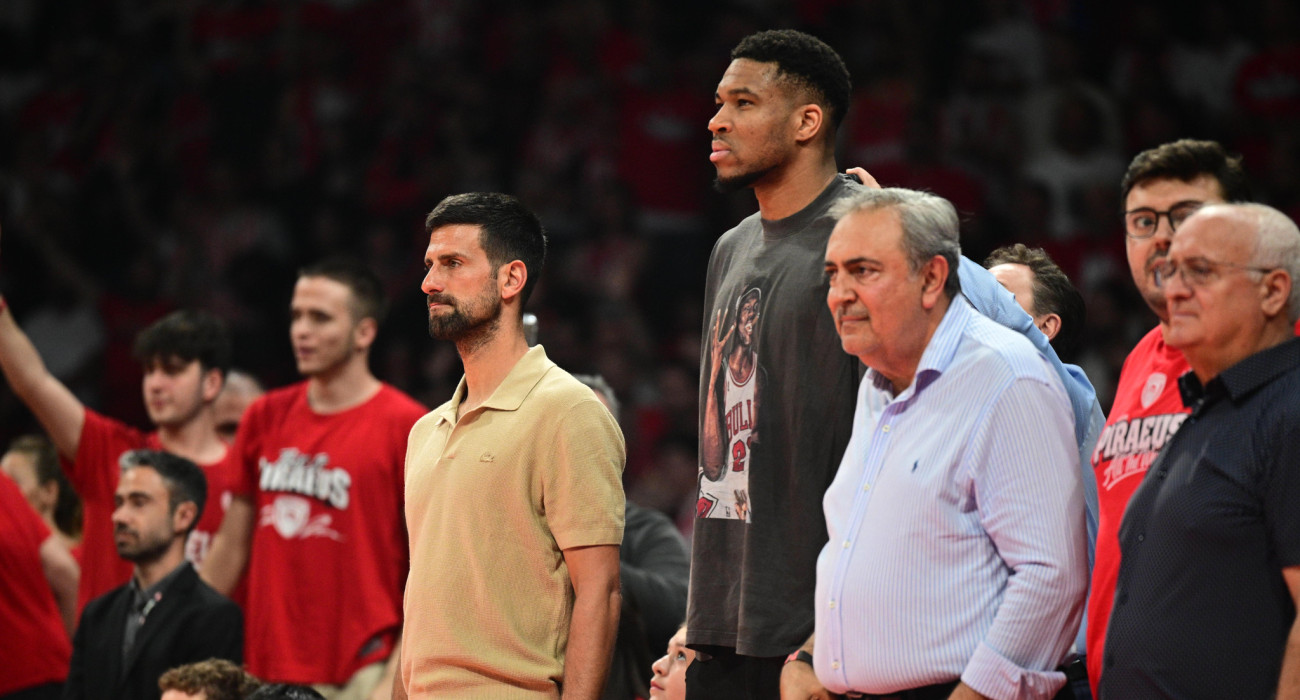 Ο Γιάννης Αντετοκούνμπο κοιτάει... αποσβολωμένος το ξέσπασμα του Μάικ Τζέιμς, Πηγή: Eurokinissi