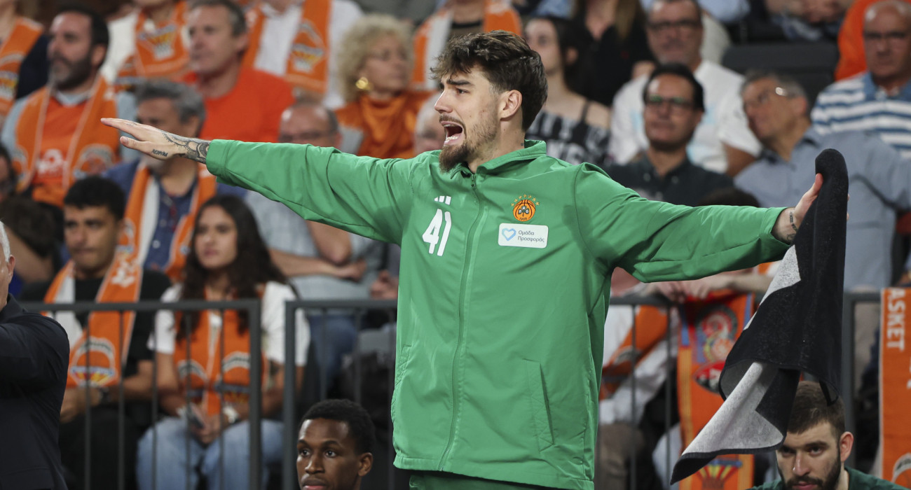 Αντικείμενο έπεσε στον πάγκο του Παναθηναϊκού στην αναμέτρηση απέναντι στη Βαλένθια / Πηγή: Eurokinissi