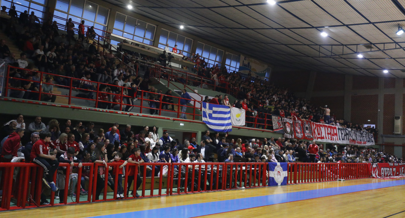 Οι οπαδοί του Ολυμπιακού στο ματς με την ΑΕΚ για την Handball Premier / Πηγή: Eurokinissi