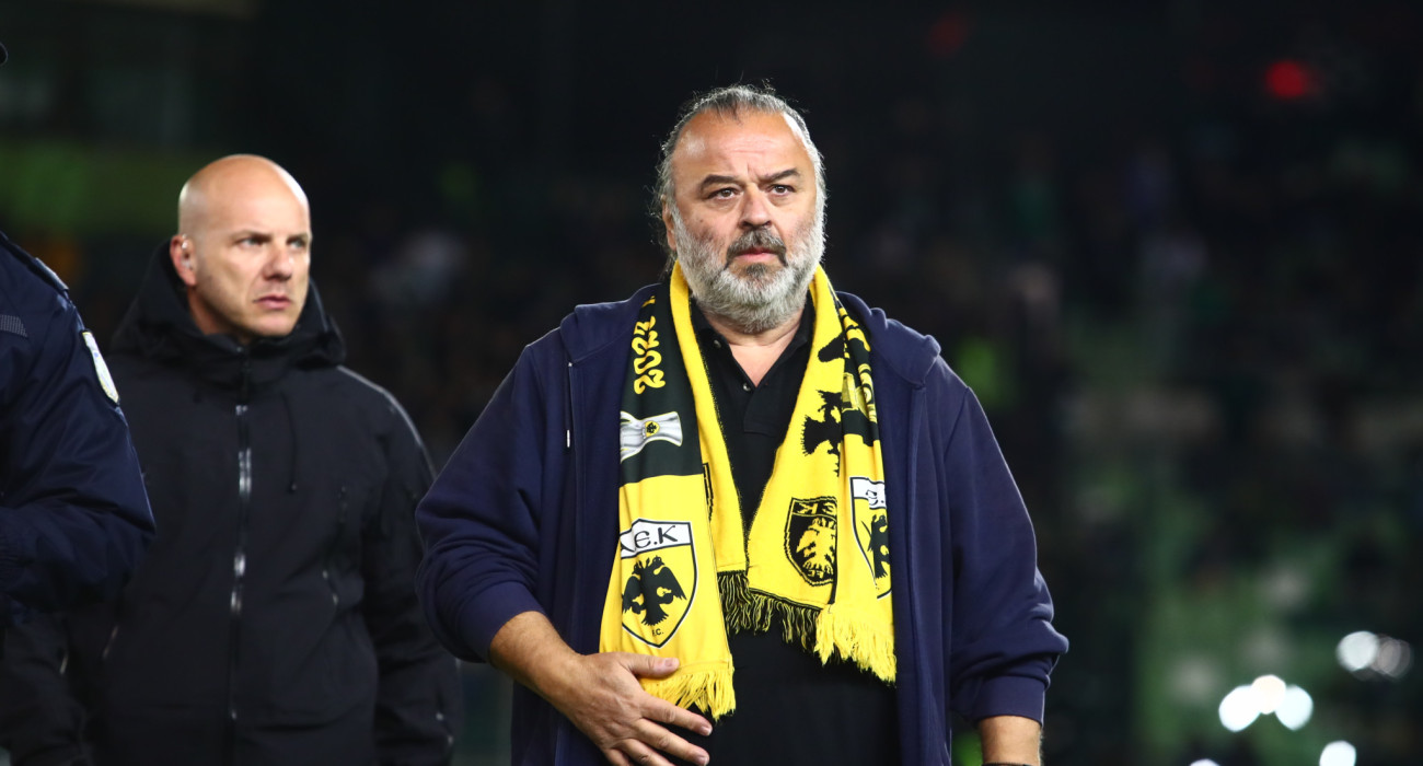 Ο Μάριος Ηλιόπουλος με το κασκόλ της ΑΕΚ στη Λεωφόρο / Πηγή: Eurokinissi