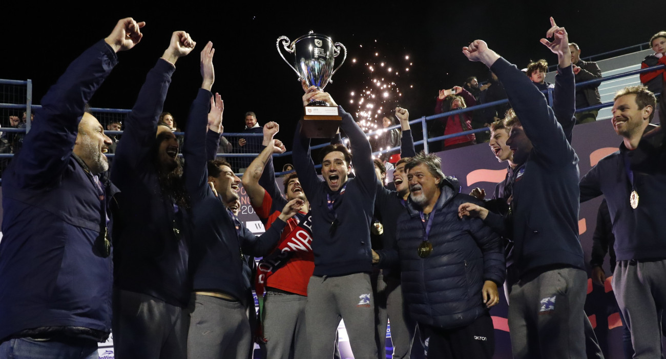 Η Ντε Άκερ Μπολόνια με το τρόπαιο του Conference Cup / Πηγή: Eurokinissi
